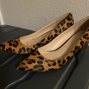 Low-heeled cheetah pumps